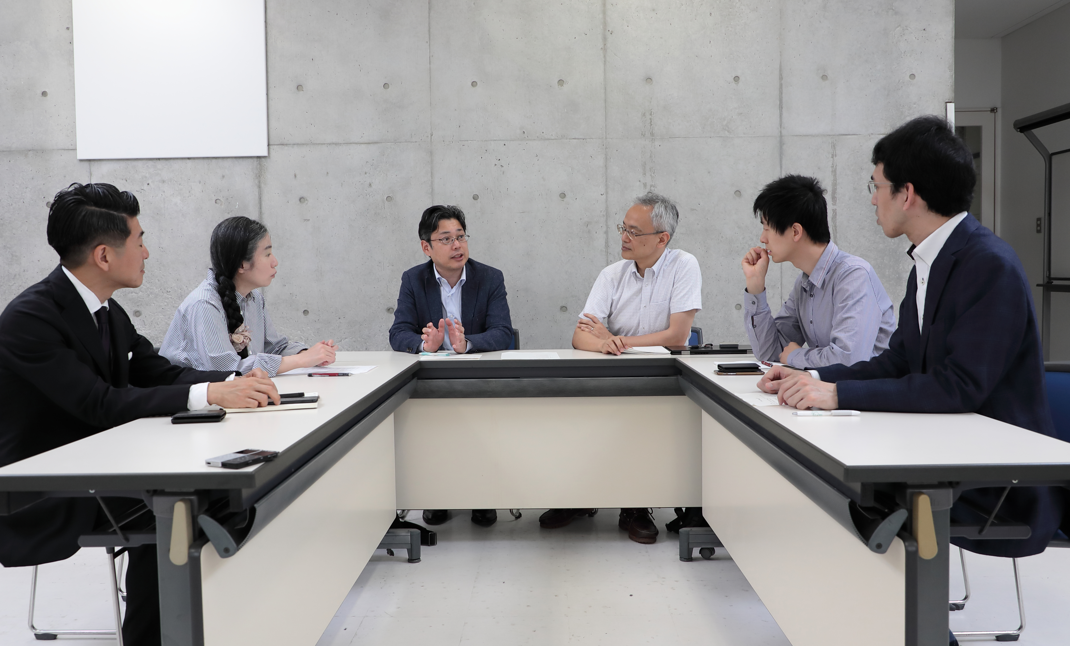 The participants listen as Professor Motohashi talks about Cambridge