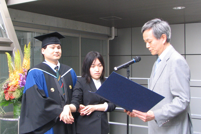 学位記を授与される福島氏